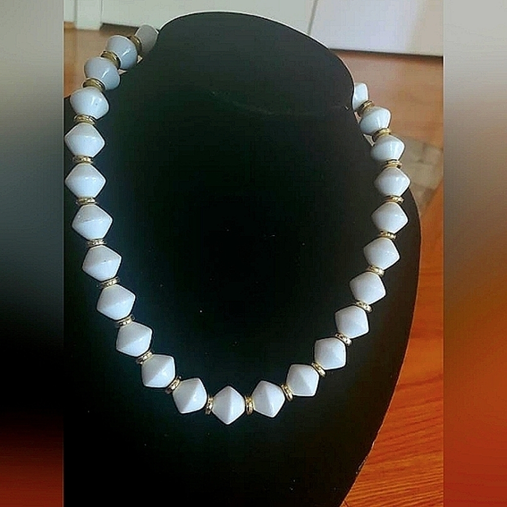 White Beaded Necklace ๐ด